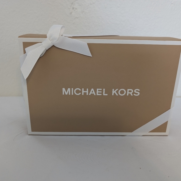 NWT Michael Kors Rose Wristlet with gold chain - Picture 4 of 4